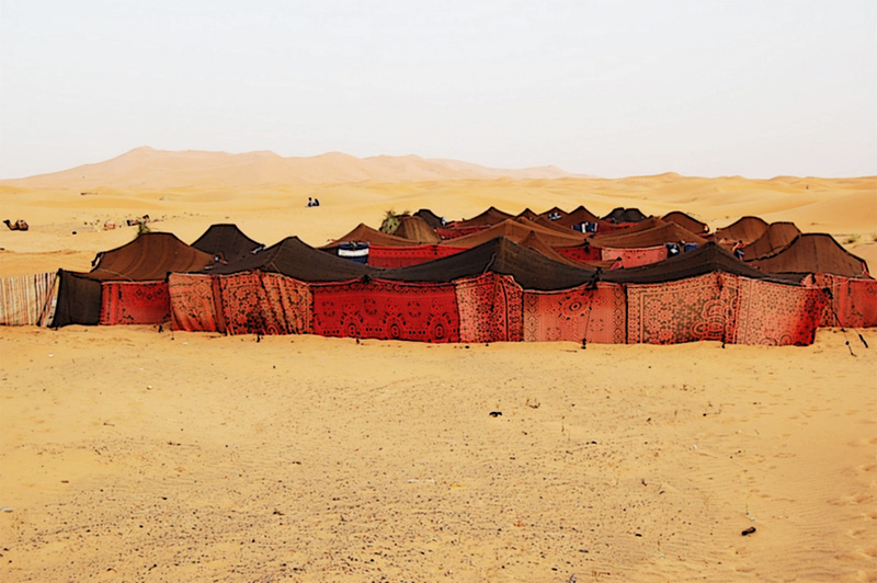 Camp à l'extérieur d'un pylône en zone désertique