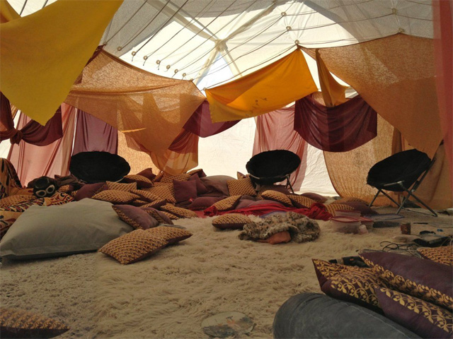 Grande tente collective de camp extérieur
